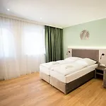 Living Am Schlosspark - Zentral, Parkplatz Und Kitchenette Hotel