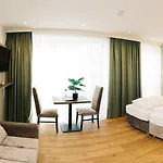 Living Am Schlosspark - Zentral, Parkplatz Und Kitchenette Hotel