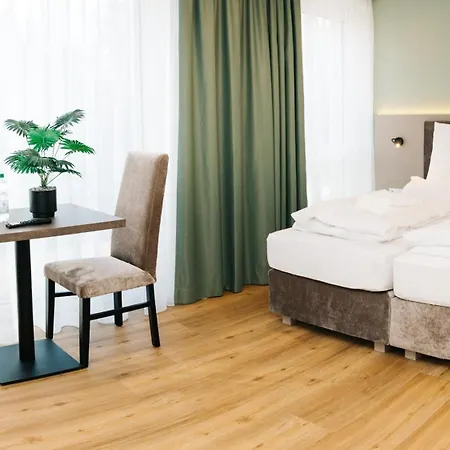 Living Am Schlosspark - Zentral, Parkplatz Und Kitchenette
