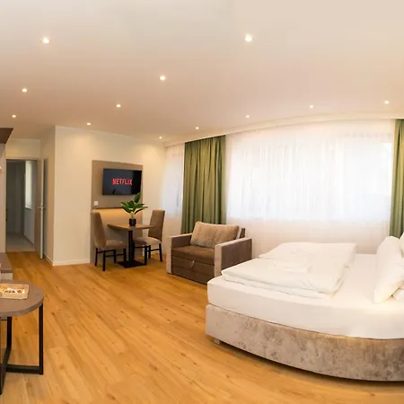 Living Am Schlosspark - Zentral, Parkplatz Und Kitchenette