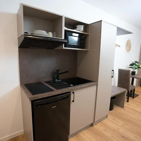 Living Am Schlosspark - Zentral, Parkplatz Und Kitchenette Hotel